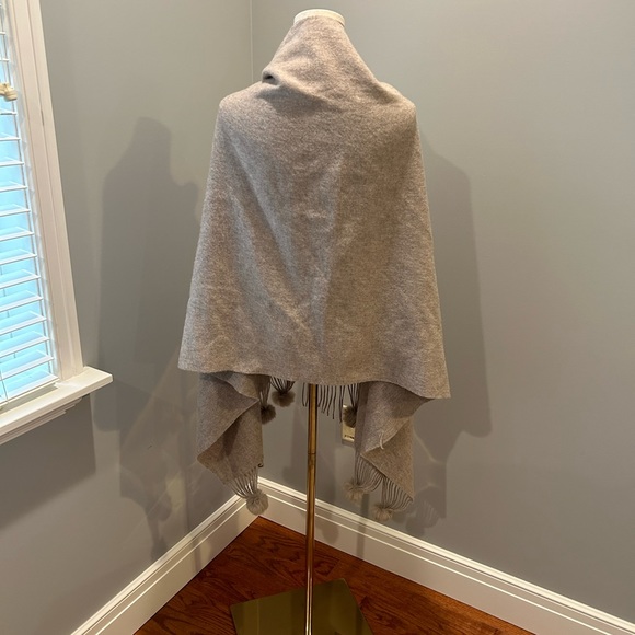 Ladies wrap cape with rabbit fur trim - Picture 2 of 3